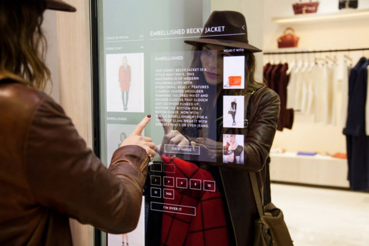 Можно в виртуальном магазине. Умное зеркало в магазине. Виртуальная примерочная одежды. Виртуальная примерочная в магазине. Умное зеркало с примеркой одежды.